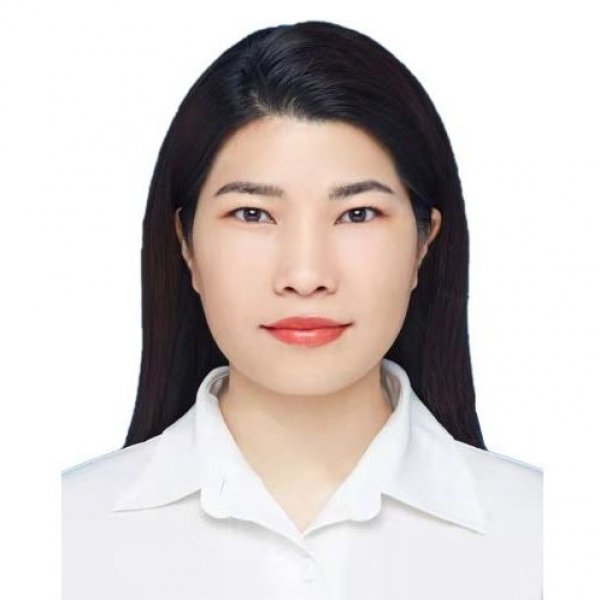 覃利英